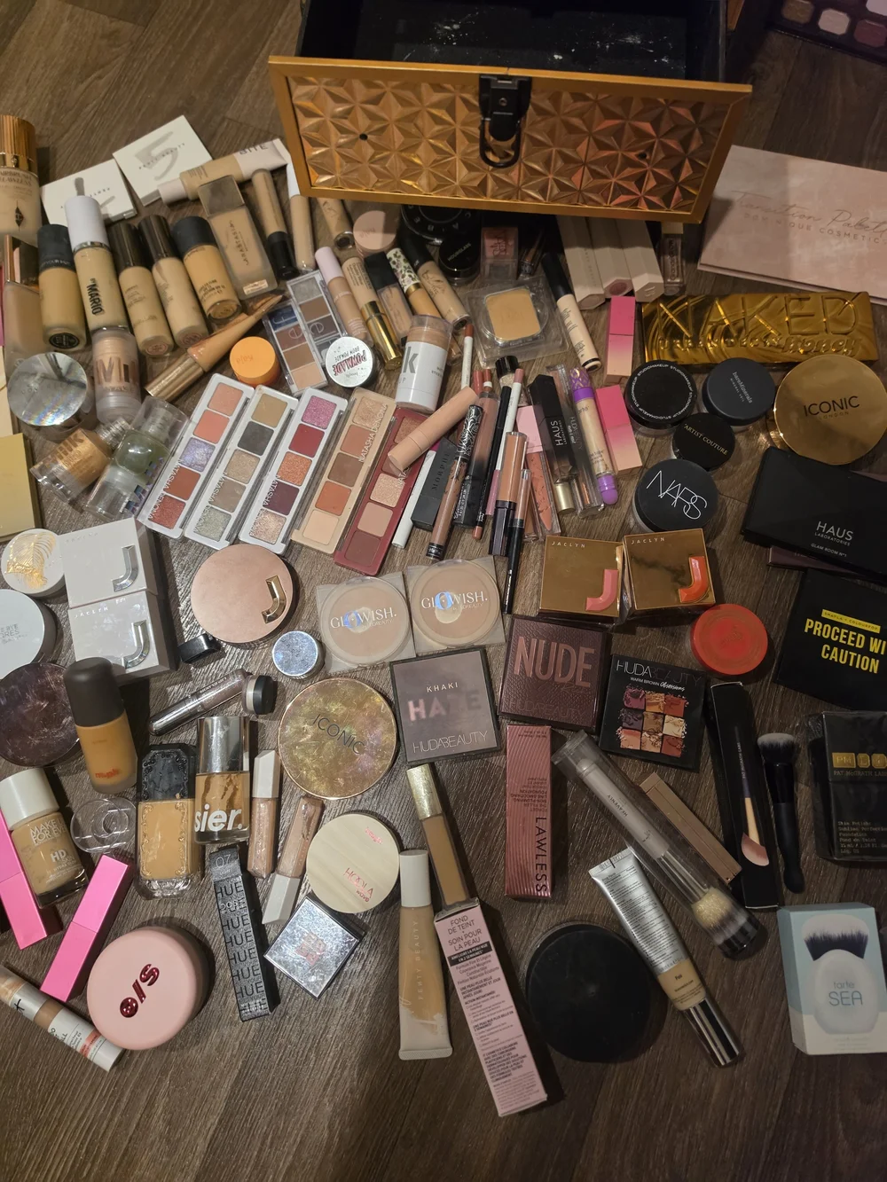 HUDA BEAUTY spacious makeup